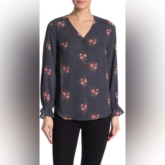 T Tahari Tops - NWOT TAHARI Floral button v-neck long sleeve blouse size L -